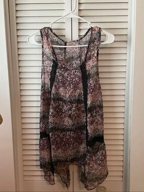 Sleeveless Floral Handkerchief-Hem Blouse in Mauve and Black
